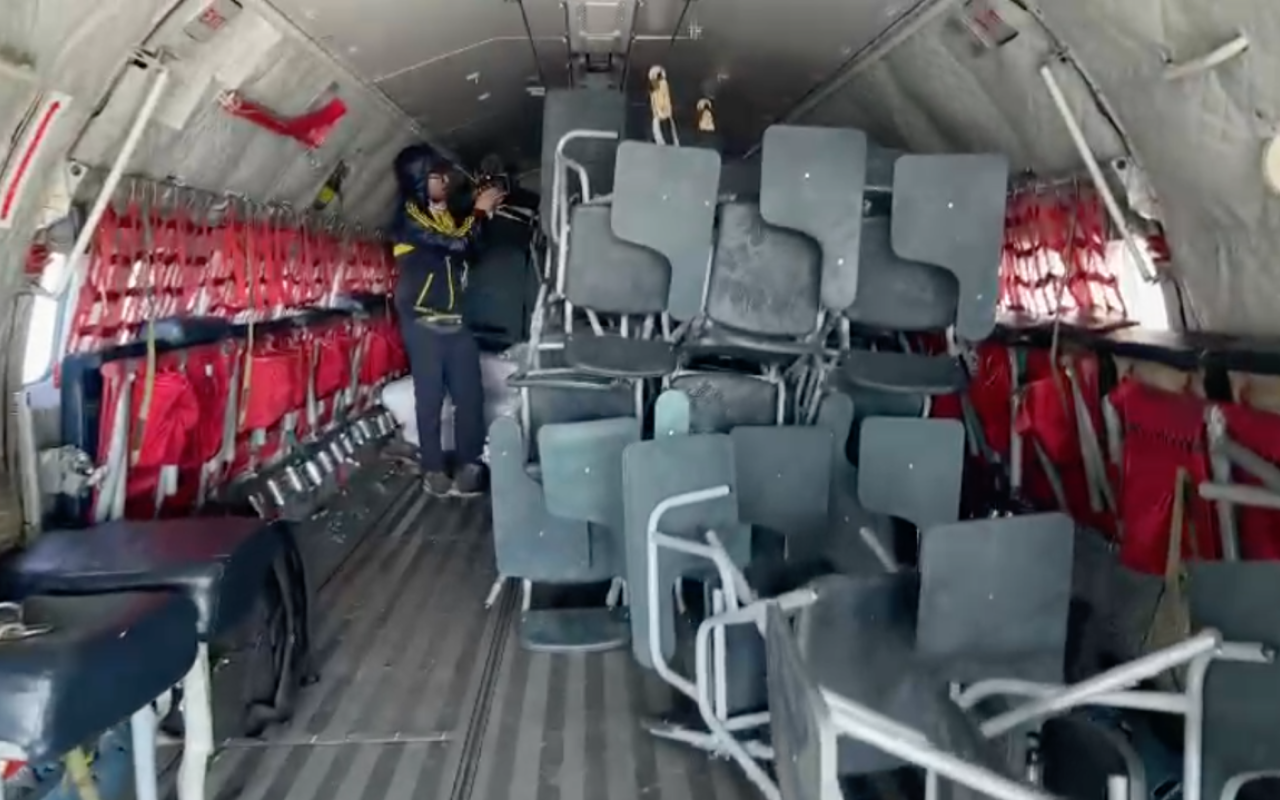 Pupitres y kits escolares llegaron a la Guajira en aeronave de la Fuerza Aeroespacial Colombiana Pupitres y kits escolares llegaron a la Guajira en aeronave de la Fuerza Aeroespacial Colombiana