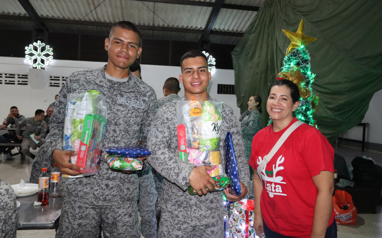 Soldados celebran una navidad inolvidable