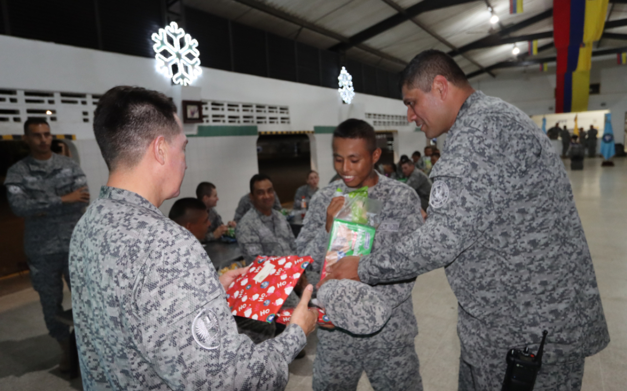 Soldados celebran una navidad inolvidable