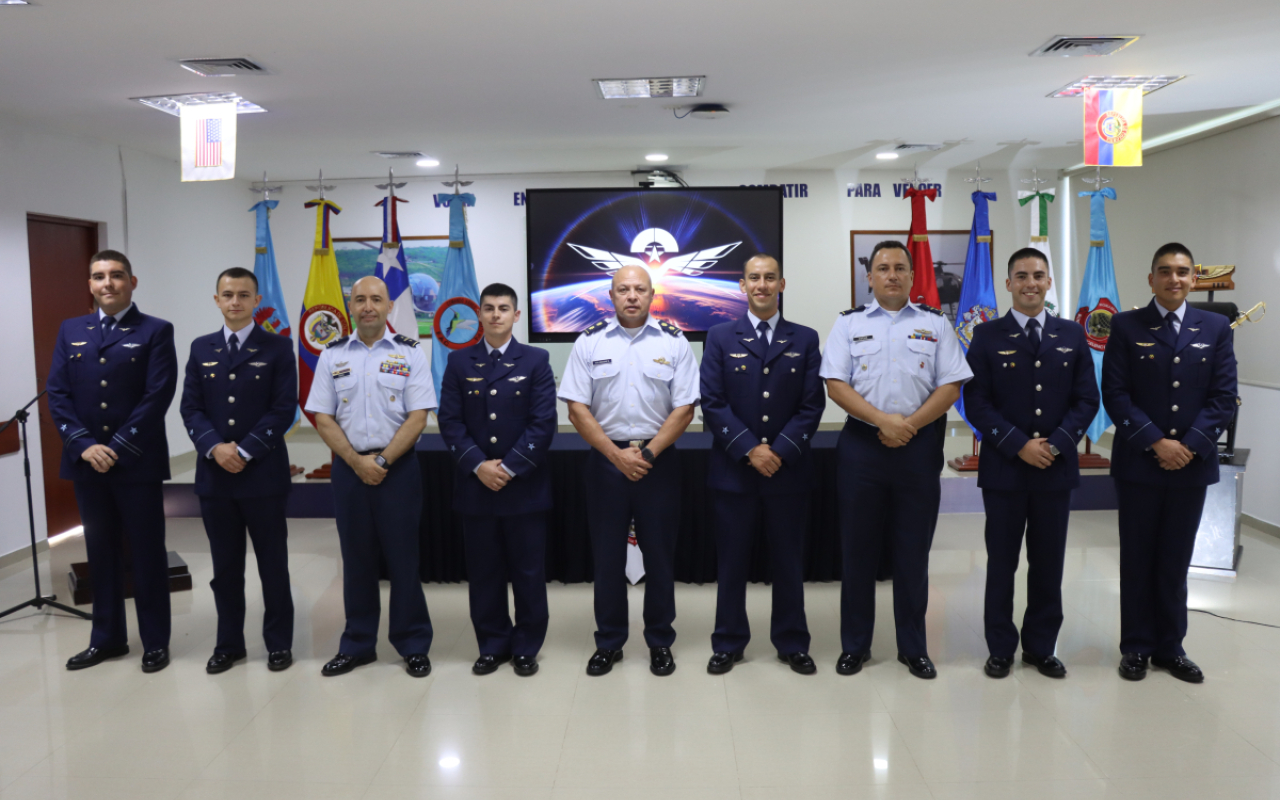 Oficiales chilenos culminan con éxito el curso de helicópteros en Colombia