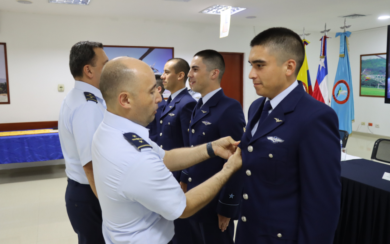 Oficiales chilenos culminan con éxito el curso de helicópteros en Colombia