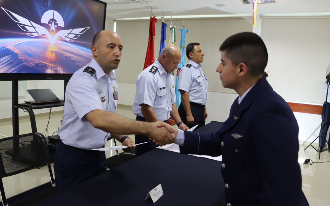 Oficiales chilenos culminan con éxito el curso de helicópteros en Colombia