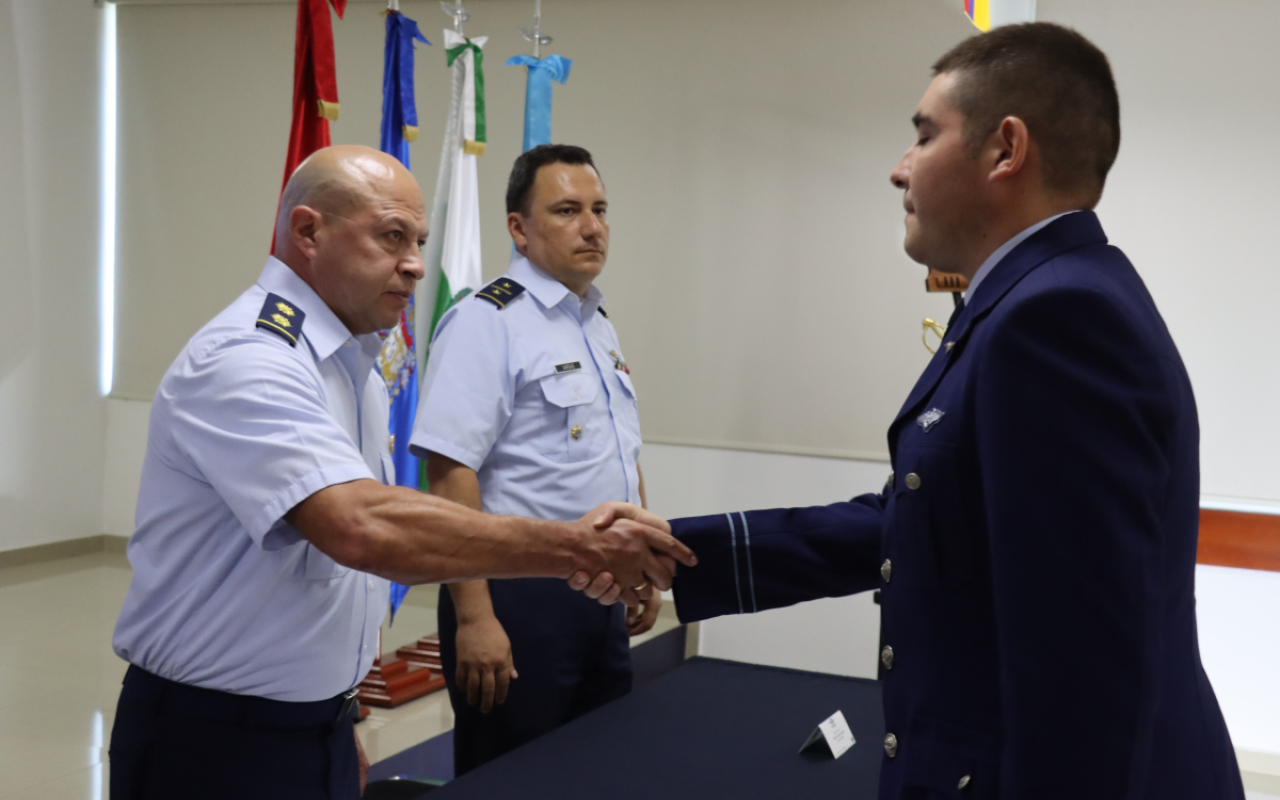 Oficiales chilenos culminan con éxito el curso de helicópteros en Colombia