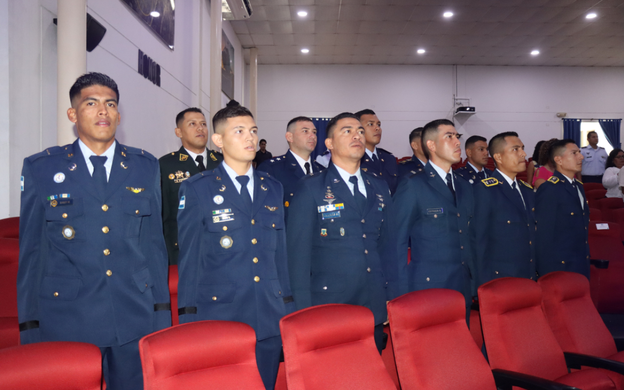 Oficiales culminaron con éxito su formación como piloto básico de helicóptero 