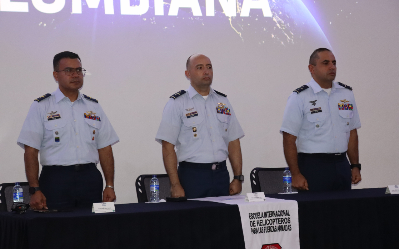 Oficiales culminaron con éxito su formación como piloto básico de helicóptero 