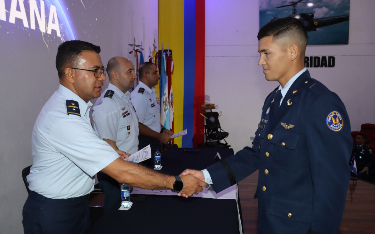 Oficiales culminaron con éxito su formación como piloto básico de helicóptero 