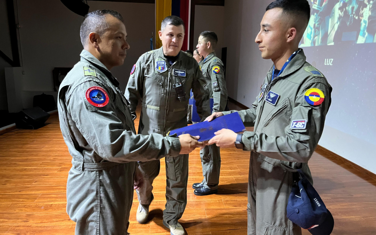 Cinco nuevos pilotos militares: un sueño alcanzado con disciplina y determinación