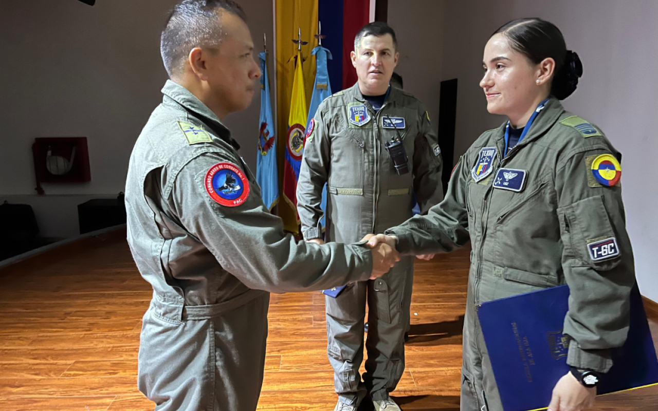 Cinco nuevos pilotos militares: un sueño alcanzado con disciplina y determinación