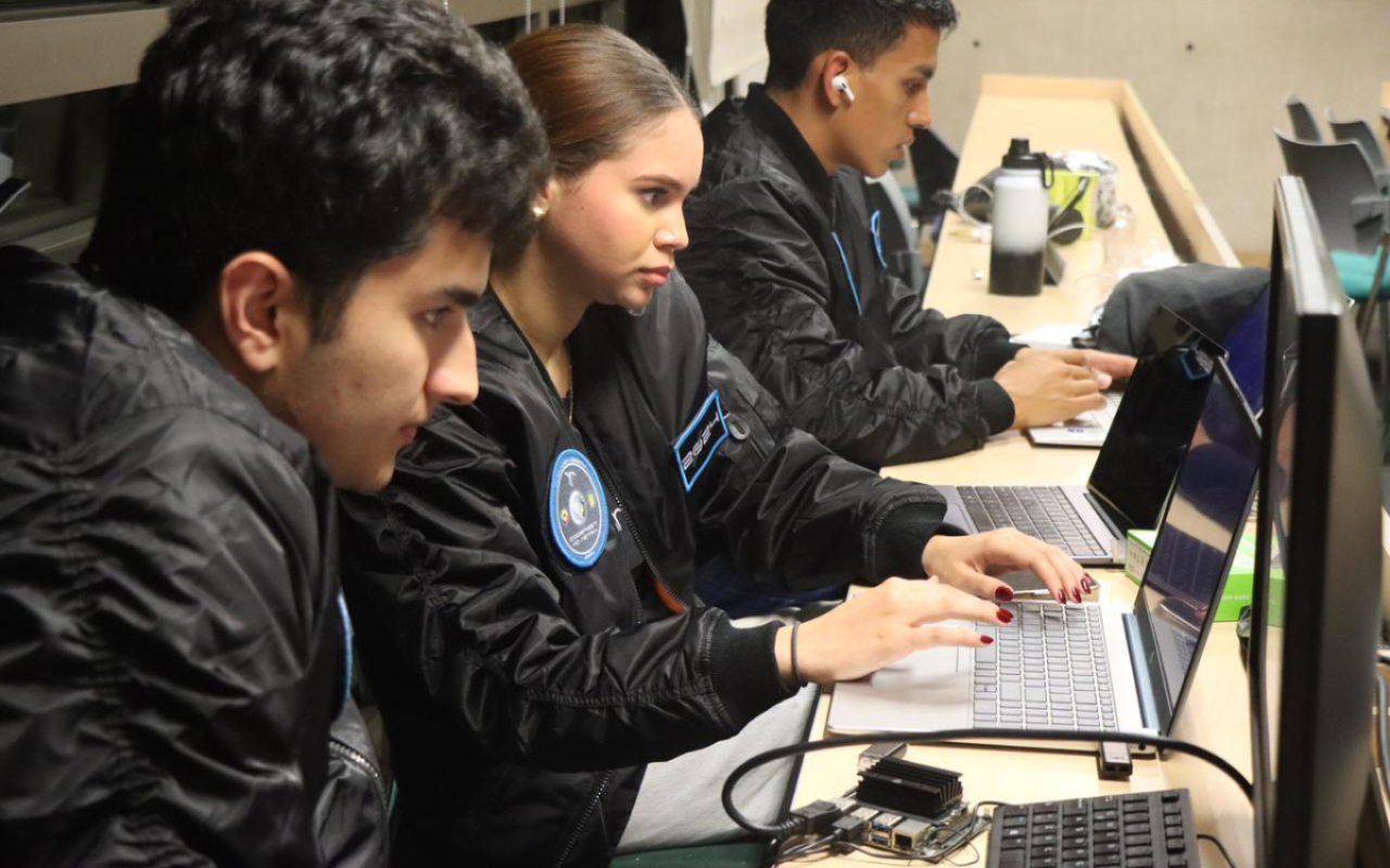 Más de 220 estudiantes universitarios de todo el país participaron del CODEFEST Ad Astra 2024