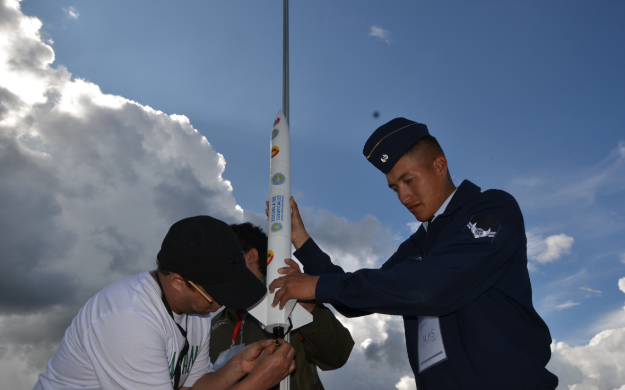 Innovación y ciencia: La Fuerza Aeroespacial Colombiana en el Concurso de Cohetería Deportiva 2024