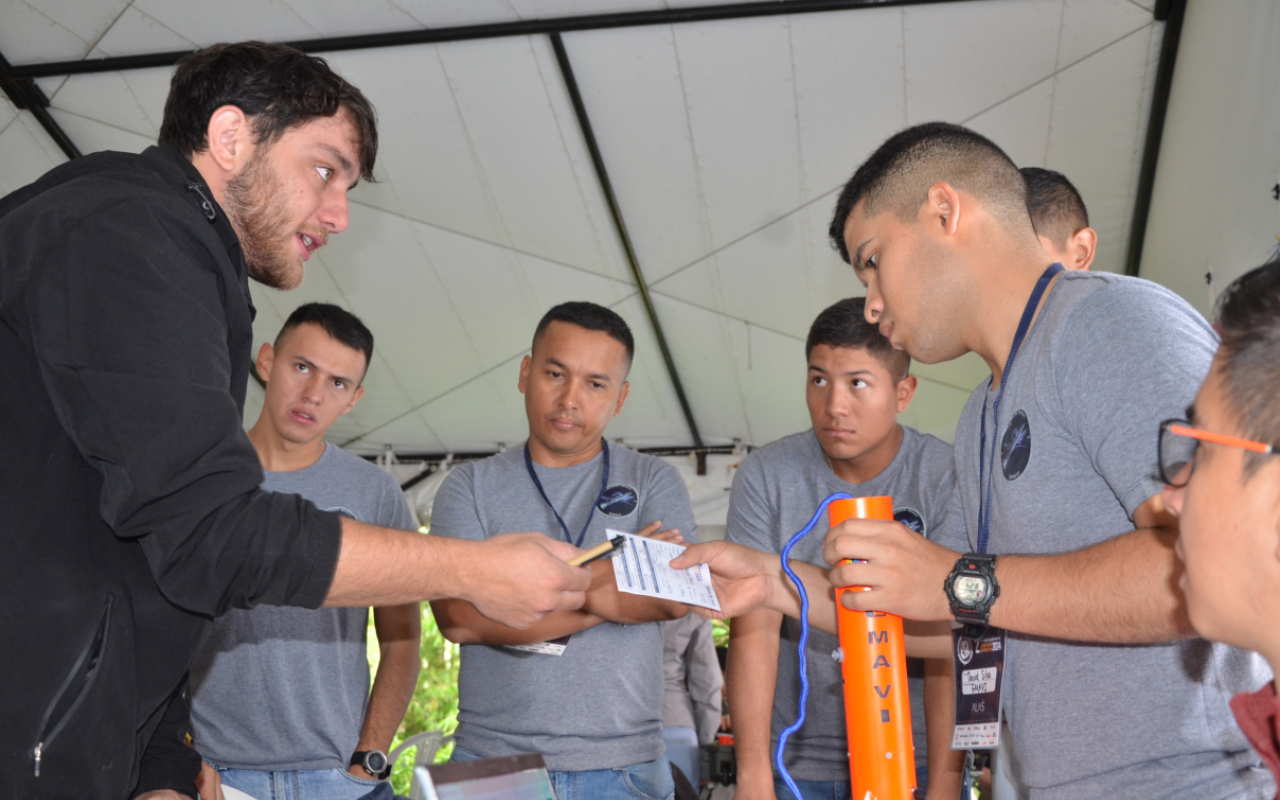 Innovación y ciencia: La Fuerza Aeroespacial Colombiana en el Concurso de Cohetería Deportiva 2024