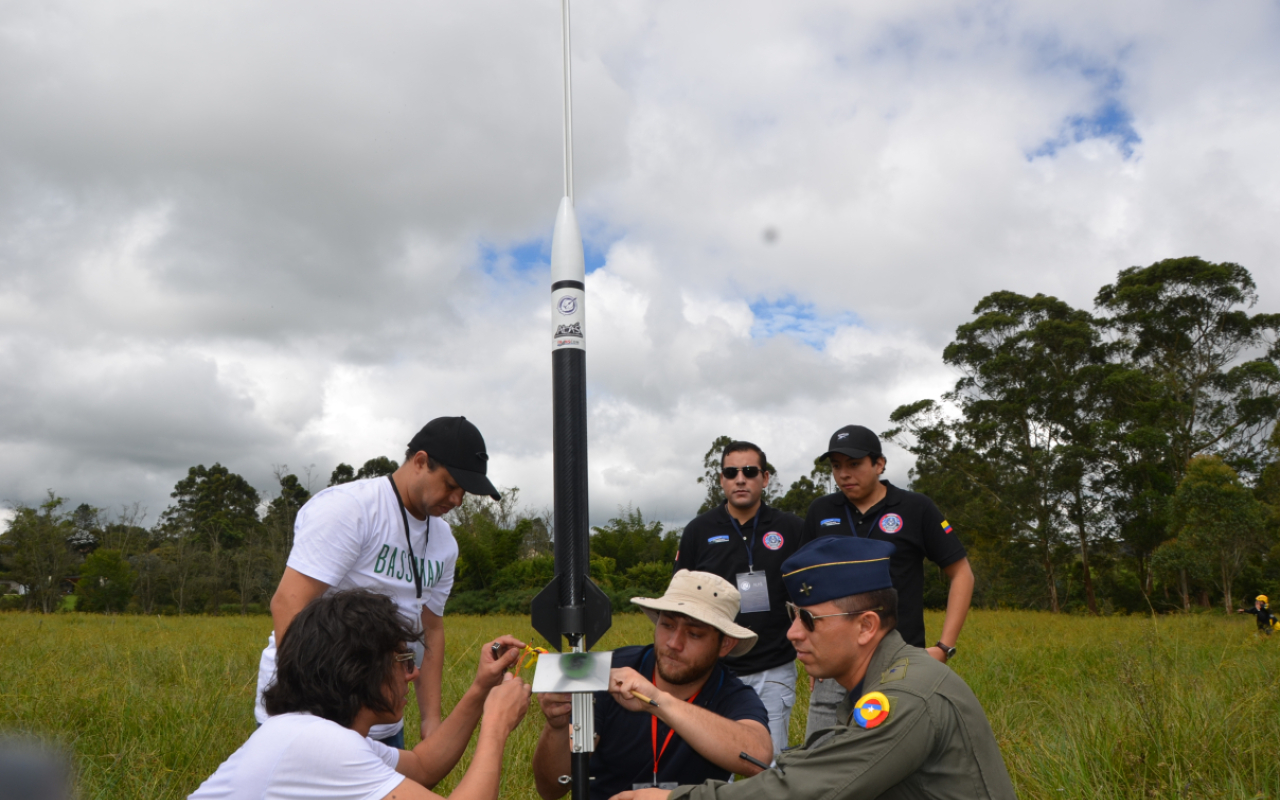 Innovación y ciencia: La Fuerza Aeroespacial Colombiana en el Concurso de Cohetería Deportiva 2024