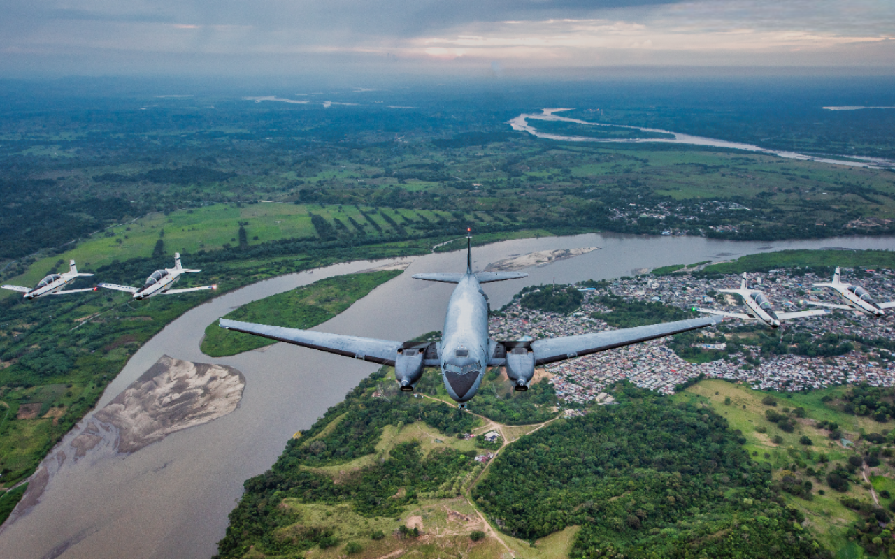 Controladores de tránsito aéreo: guardianes del cielo colombiano