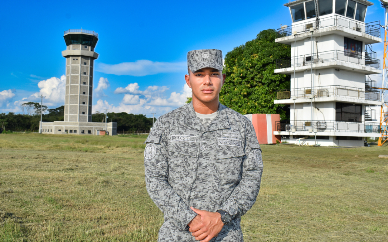 Controladores de tránsito aéreo: guardianes del cielo colombiano
