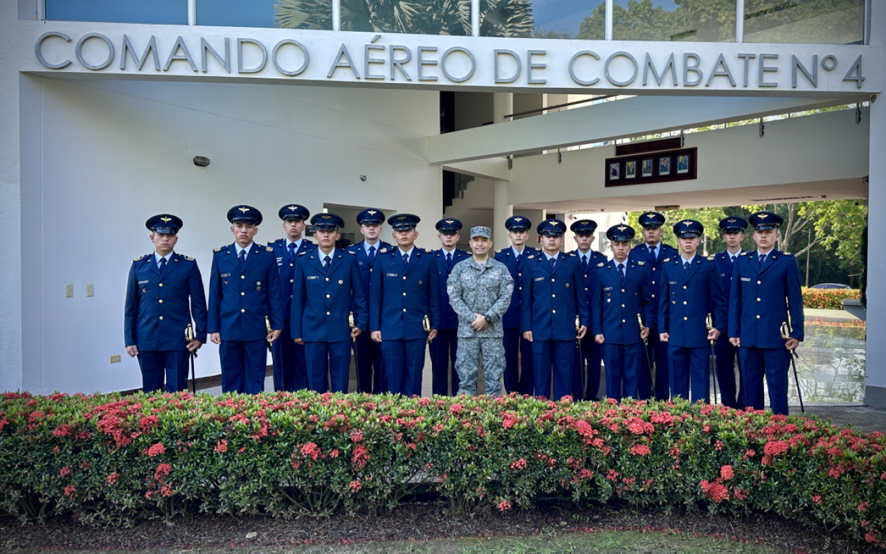 Futuros Oficiales de la Fuerza Aeroespacial Colombiana inician curso básico de helicópteros