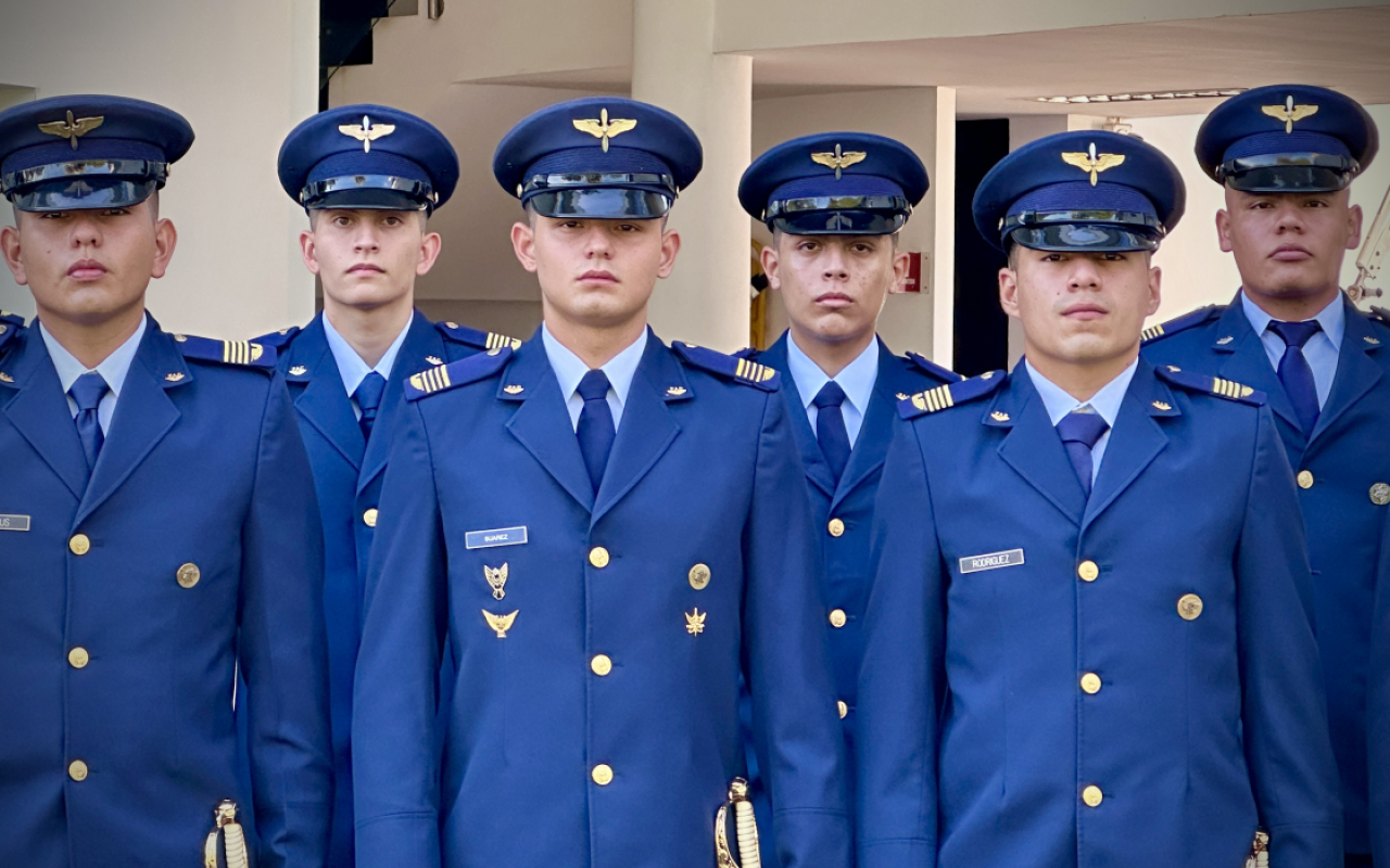 Futuros Oficiales de la Fuerza Aeroespacial Colombiana inician curso básico de helicópteros