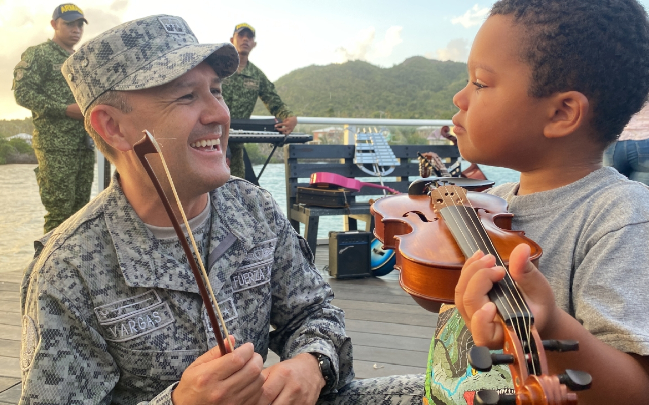 Niñéz de la Isla de Providencia, fue beneficiada con donación de instrumentos musicales para su desarrollo integral