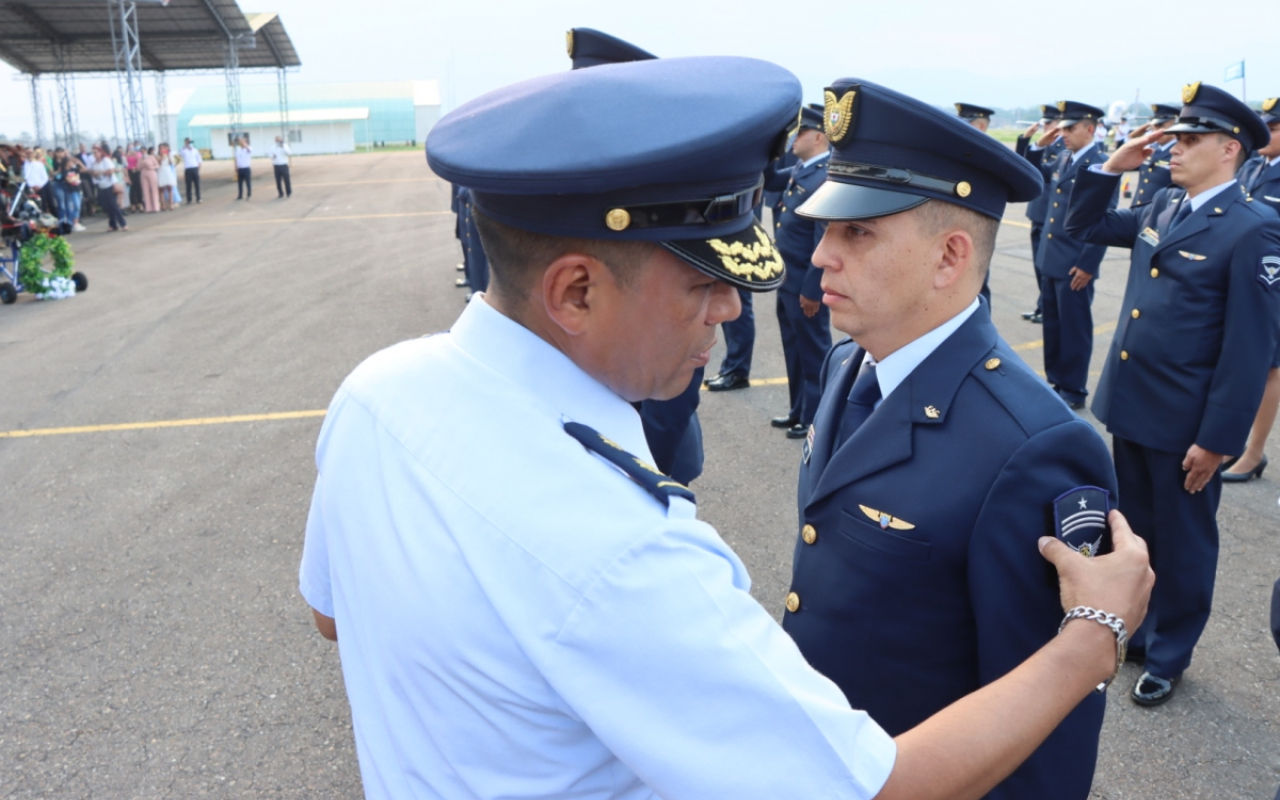 Suboficiales de su Fuerza Aérea fueron ascendidos en imponente ceremonia militar