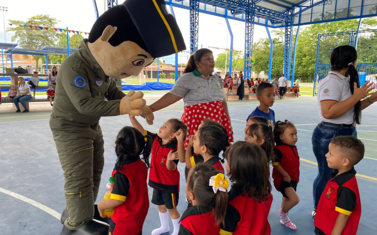 Niños del barrio la Reliquia en Villavicencio celebraron su día con la Fuerza Aérea