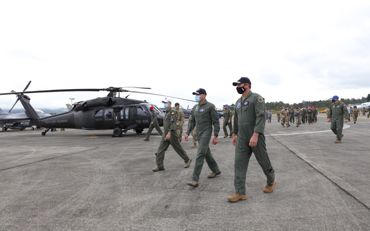 General Ramsés Rueda Rueda, comandante de la Fuerza Aérea Colombiana (FAC) y el Señor Mayor General Barry Cornish, comandante de la 12ª Ala de la Fuerza Aérea de los Estados Unidos (AFSOUTH)