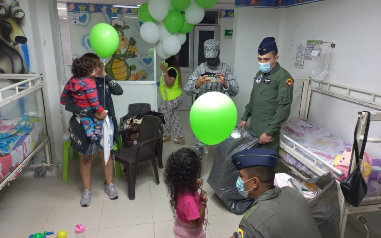 Día del niño es celebrado en los hospitales del centro del país por su Fuerza Aérea Colombiana