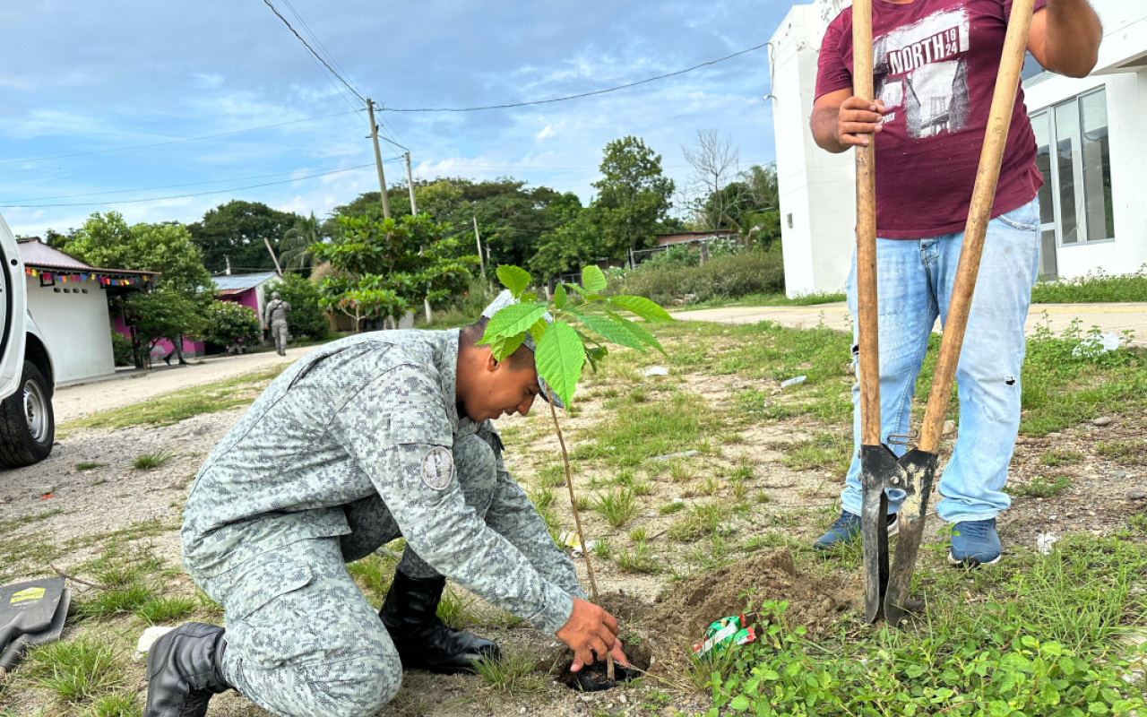 En una jornada satisfactoria de reforestación, distintos sectores del municipio de La Dorada, Caldas, se beneficiaron con la siembra de más de 30 árboles de especies como guayacanes, oití, guayabo rosado y amarillo. La actividad se desarrolló en barrios como La Concordia, Victoria Real, El Japón, Villa Carmenza y Obrero, entre otros, consolidándose como un importante proyecto ambiental, que ha contado con la participación activa de su Fuerza Aeroespacial Colombiana.  La iniciativa ha sido posible también, g