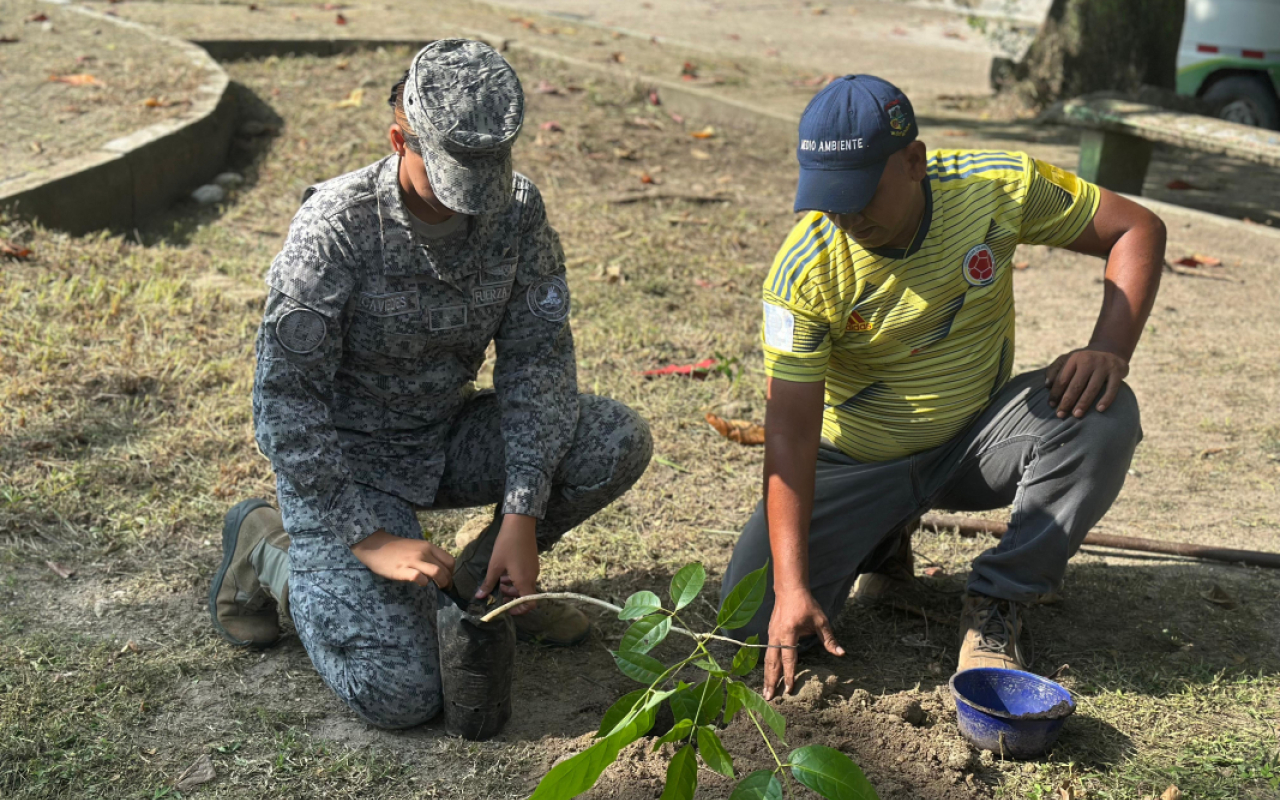 En una jornada satisfactoria de reforestación, distintos sectores del municipio de La Dorada, Caldas, se beneficiaron con la siembra de más de 30 árboles de especies como guayacanes, oití, guayabo rosado y amarillo. La actividad se desarrolló en barrios como La Concordia, Victoria Real, El Japón, Villa Carmenza y Obrero, entre otros, consolidándose como un importante proyecto ambiental, que ha contado con la participación activa de su Fuerza Aeroespacial Colombiana.  La iniciativa ha sido posible también, g