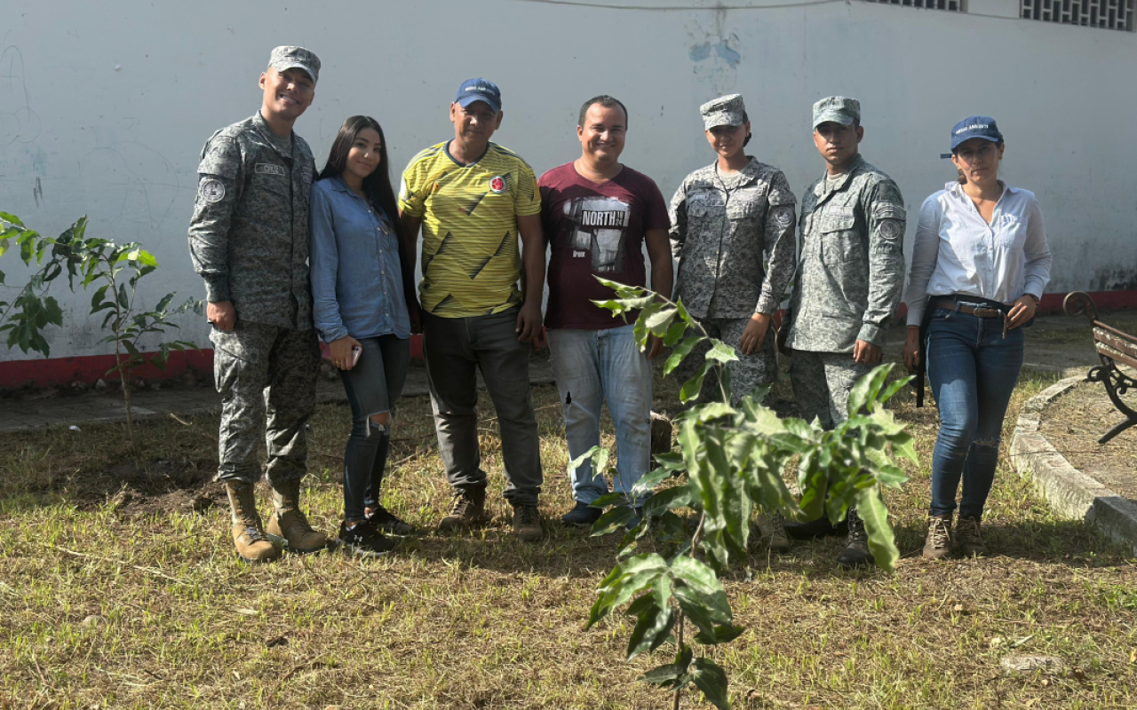 En una jornada satisfactoria de reforestación, distintos sectores del municipio de La Dorada, Caldas, se beneficiaron con la siembra de más de 30 árboles de especies como guayacanes, oití, guayabo rosado y amarillo. La actividad se desarrolló en barrios como La Concordia, Victoria Real, El Japón, Villa Carmenza y Obrero, entre otros, consolidándose como un importante proyecto ambiental, que ha contado con la participación activa de su Fuerza Aeroespacial Colombiana.  La iniciativa ha sido posible también, g