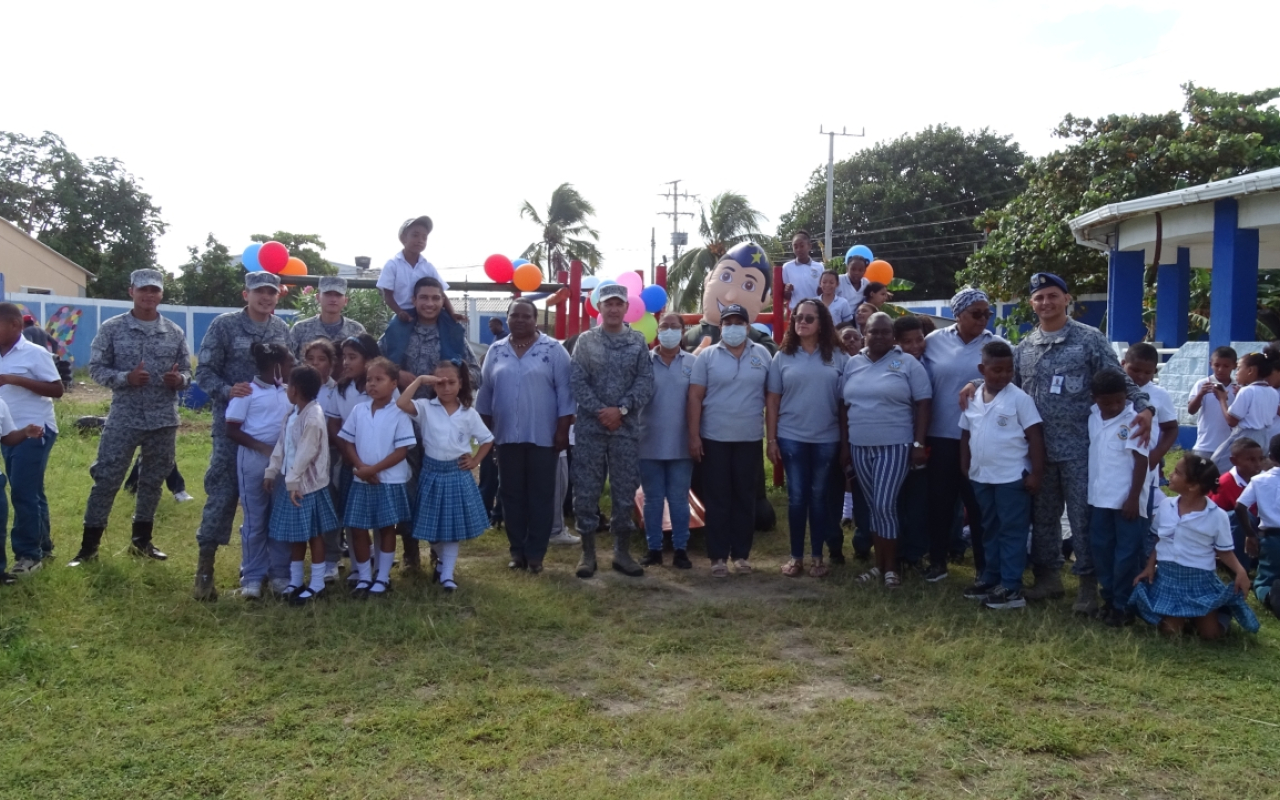  Colegio El Esfuerzo de San Andrés Isla, recibe parque recreativo por su Fuerza Aérea Colombiana