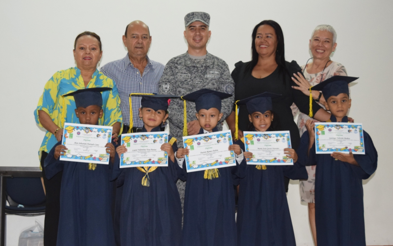 Treinta niños y niñas se graduaron en la Base Aérea en Cali