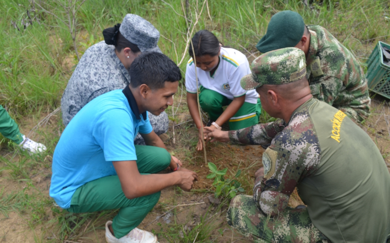 Jornada de reforestación con estudiantes en el Vichada
