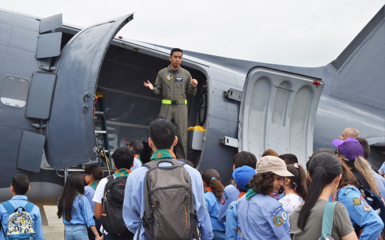 Niños y niñas de Scouts Colombia compartieron con su Fuerza Aérea