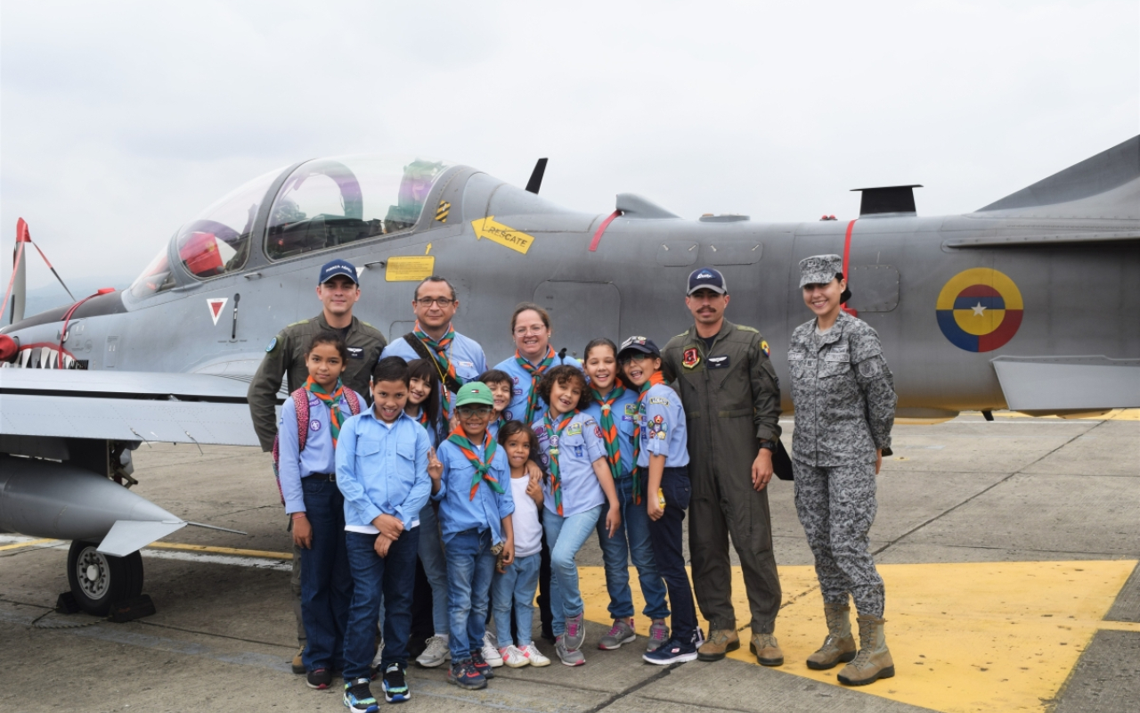 Niños y niñas de Scouts Colombia compartieron con su Fuerza Aérea