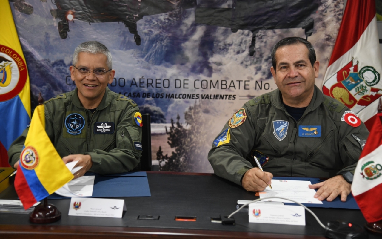 Jefe Estado Mayor de la Fuerza Aérea del Perú conoce capacidades de la Fuerza Aeroespacial Colombiana