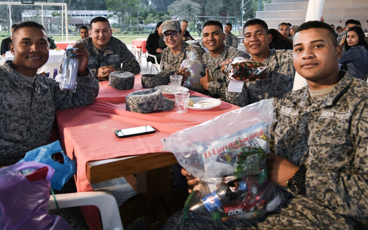 soldados celebran la Navidad en CACOM 5