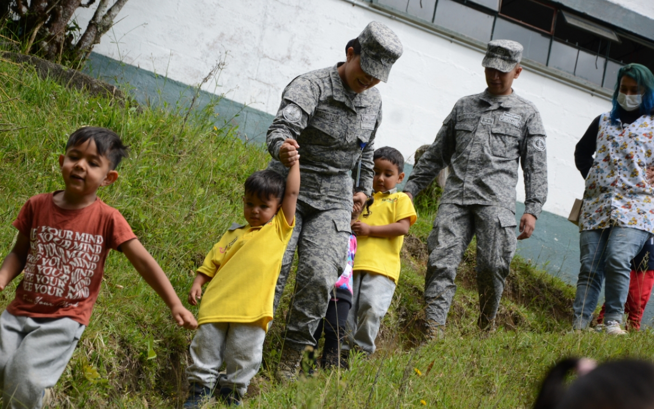Desde la educación, su Fuerza Aérea Colombiana promueve la protección del medio ambiente