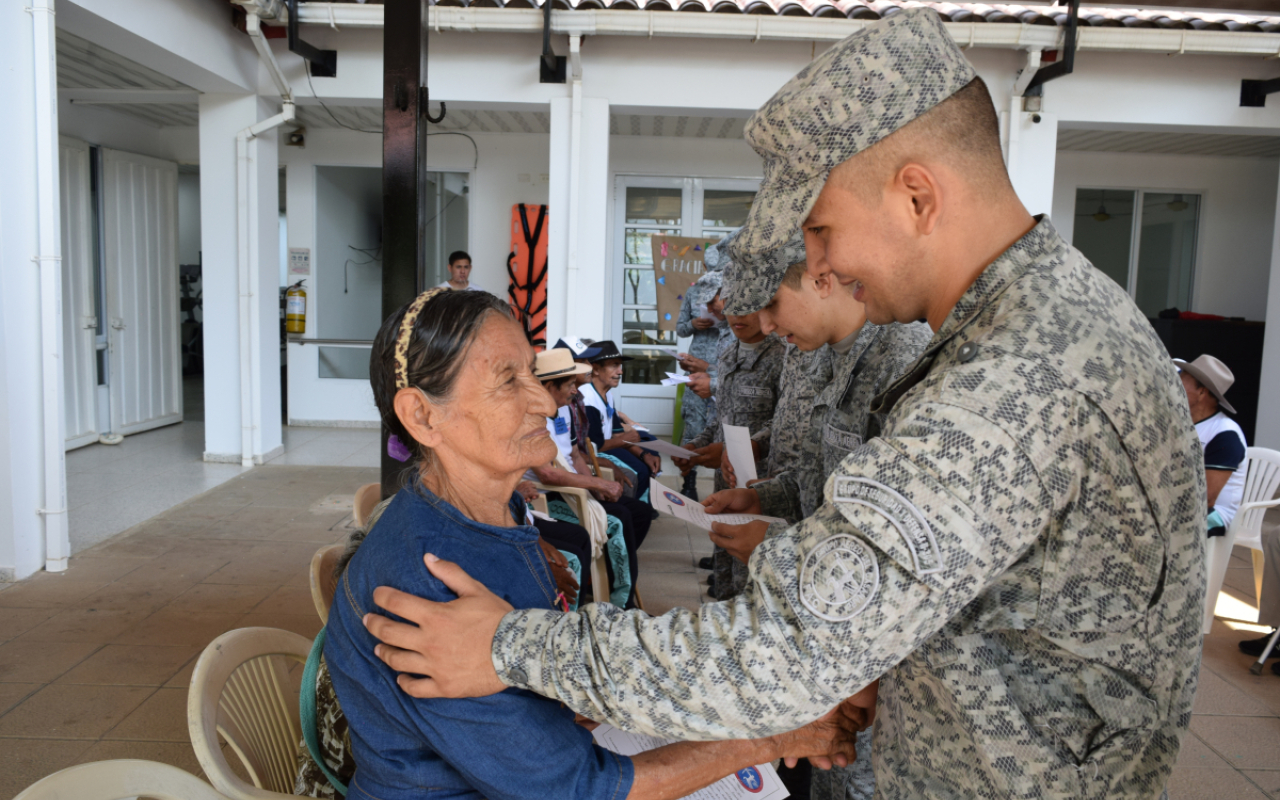 Compromiso social: soldados del Grupo Aéreo del Casanare brindan apoyo a adultos mayores en zona rural