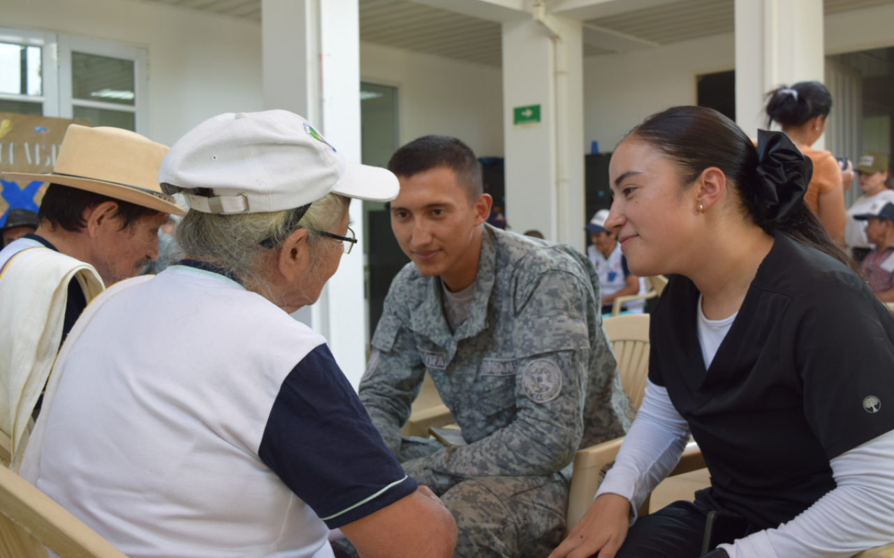 Compromiso social: soldados del Grupo Aéreo del Casanare brindan apoyo a adultos mayores en zona rural