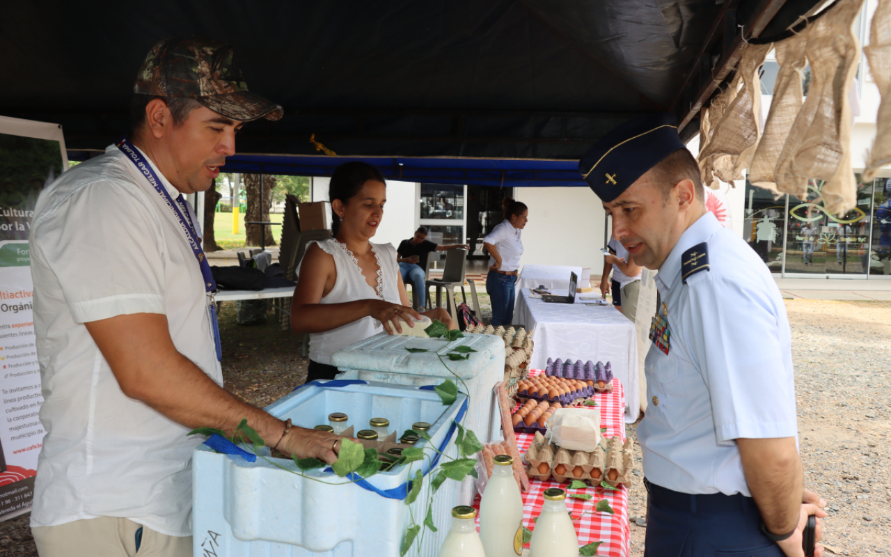 Rueda de emprendimiento en Melgar, Tolima es apoyada por su Fuerza Aérea