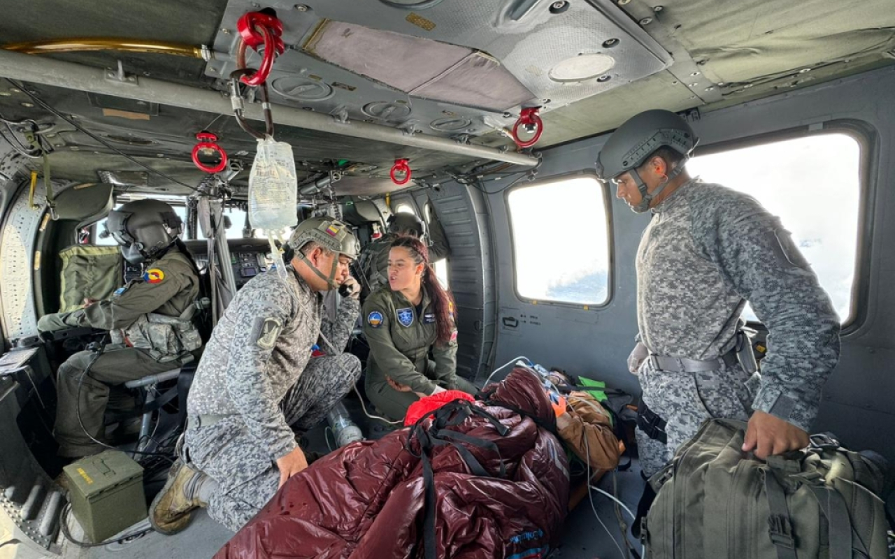 Montañista accidentado en la Sierra Nevada de Santa Marta es evacuado en un helicóptero de la Fuerza Aeroespacial