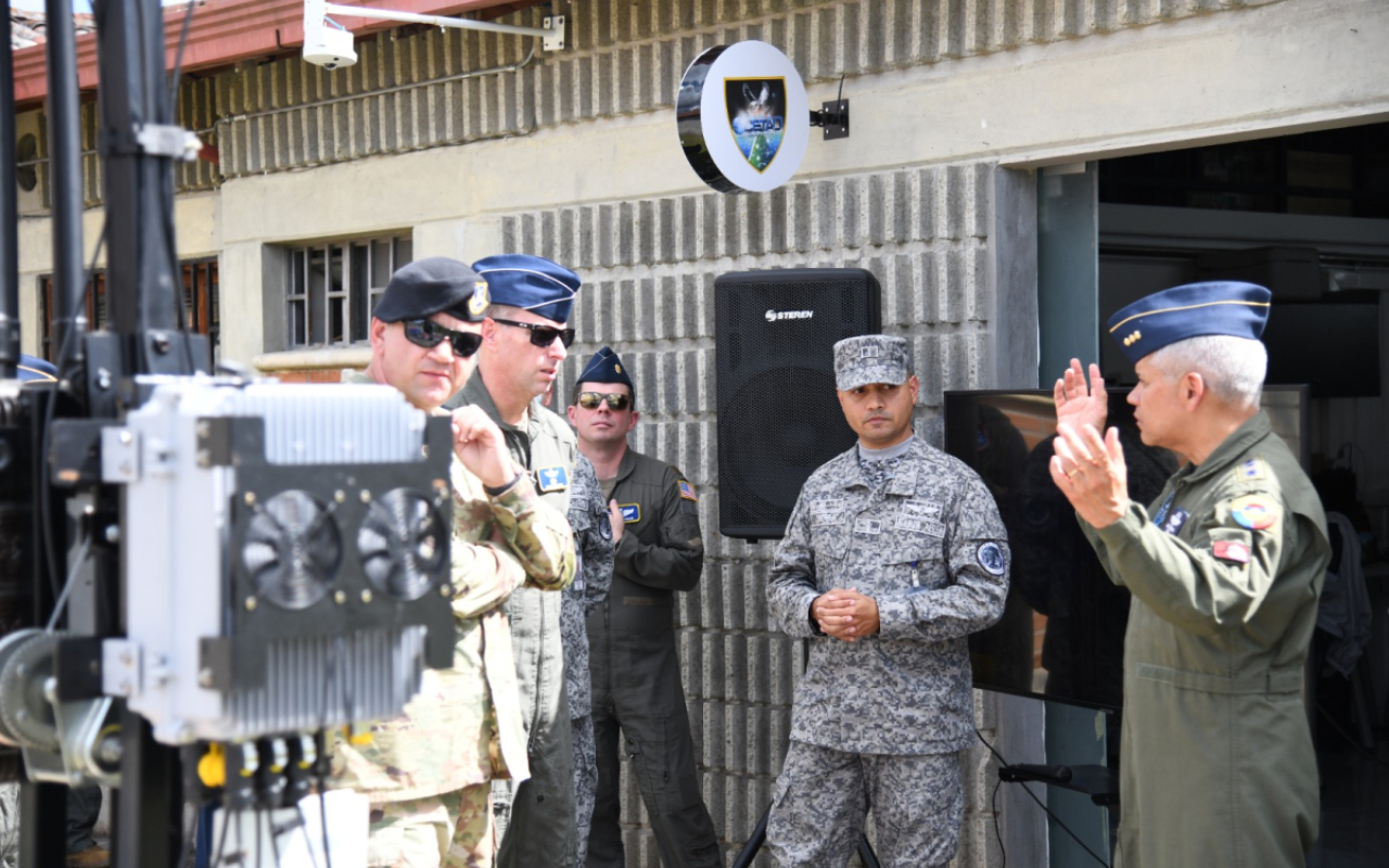 Encuentro estratégico con el Comandante de las Fuerzas Aéreas del Sur EE.UU.