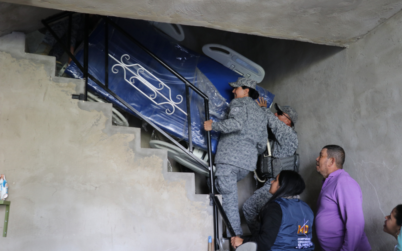 Familia en Bogotá recibe cama Hospitalaria gracias a la Fuerza Aeroespacial Colombiana