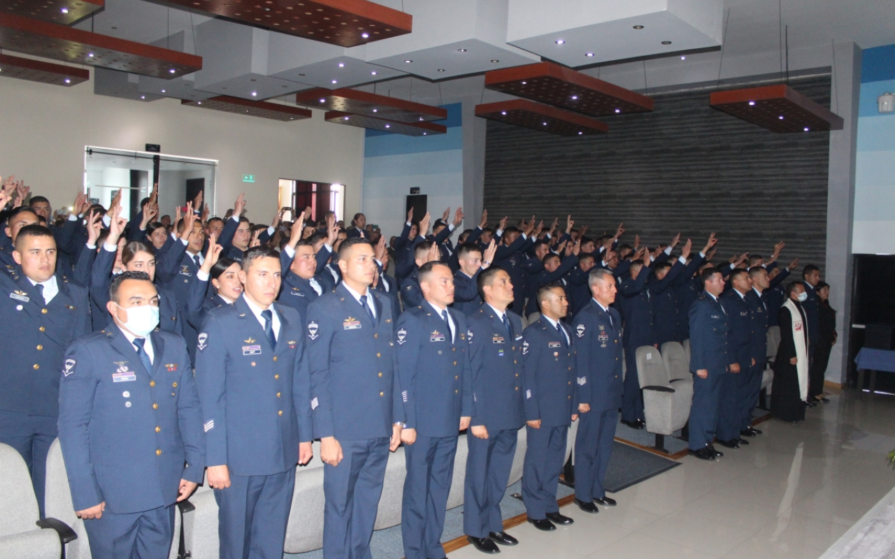 Aerotécnicos de la Fuerza Aérea Colombiana reciben titulación tecnológica.