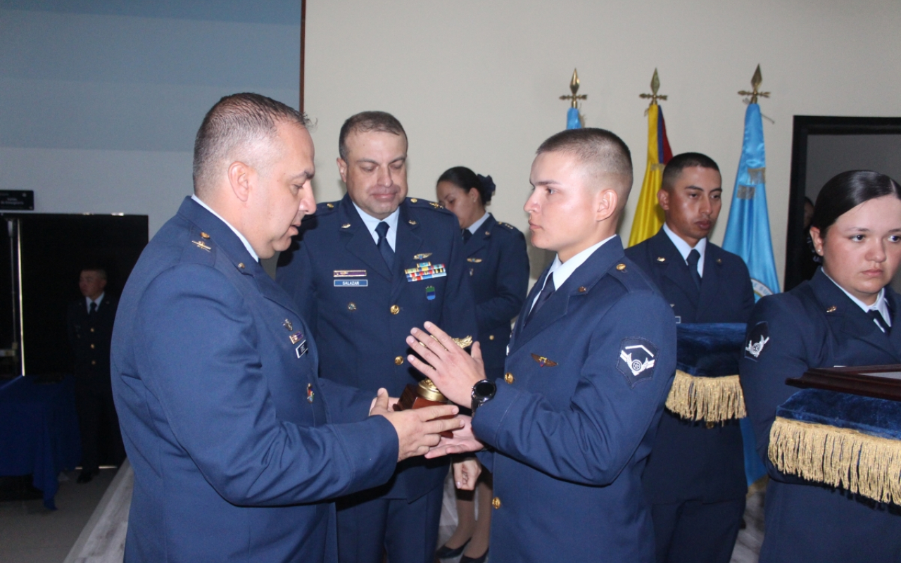  Ceremonia militar en reconocimiento y exaltación al esfuerzo académico  
