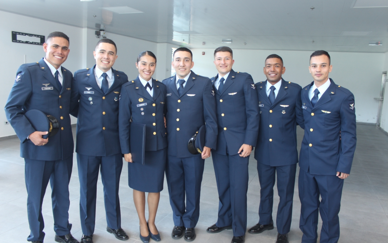 Aerotécnicos de la Fuerza Aérea Colombiana reciben titulación tecnológica.
