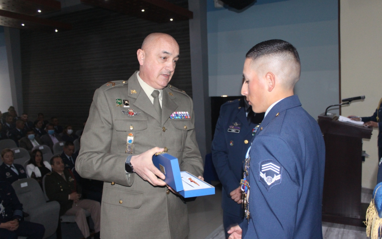  Ceremonia militar en reconocimiento y exaltación al esfuerzo académico  