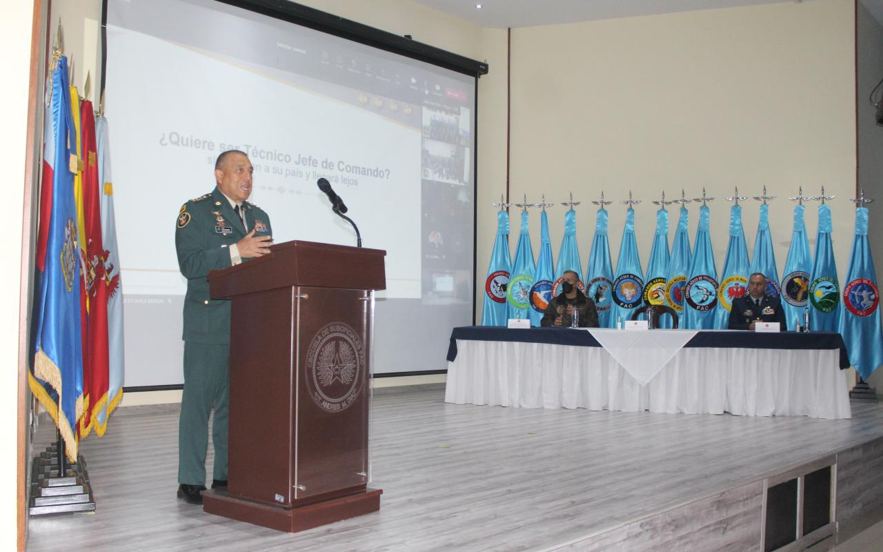Durante visita a la ESUFA Comandante General de las Fuerzas Militares