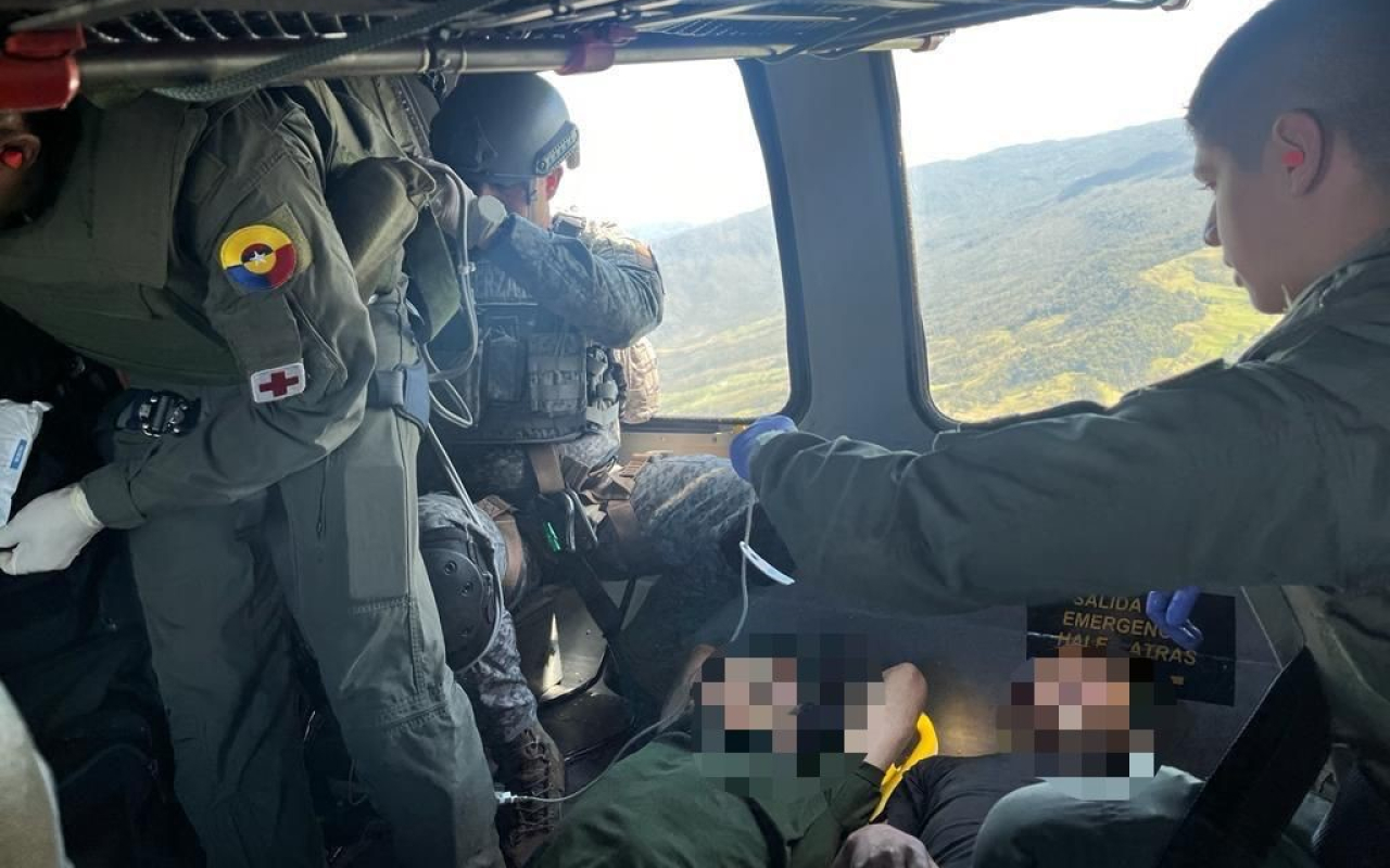 Fuerza Aeroespacial Colombiana  realiza el traslado aeromédico de dos presuntos integrantes del Grupo Armado Organizado Residual-GAOr