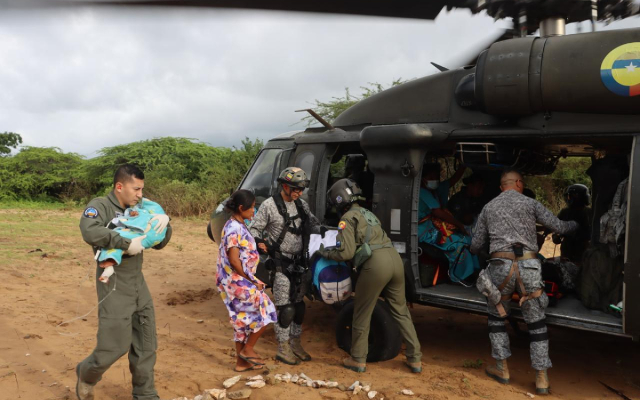 Niños y adolescentes son evacuados por la Fuerza Aeroespacial Colombiana en la Guajira