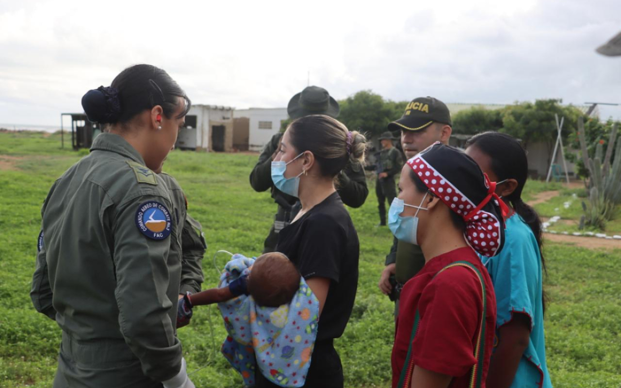 Niños y adolescentes son evacuados por la Fuerza Aeroespacial Colombiana en la Guajira